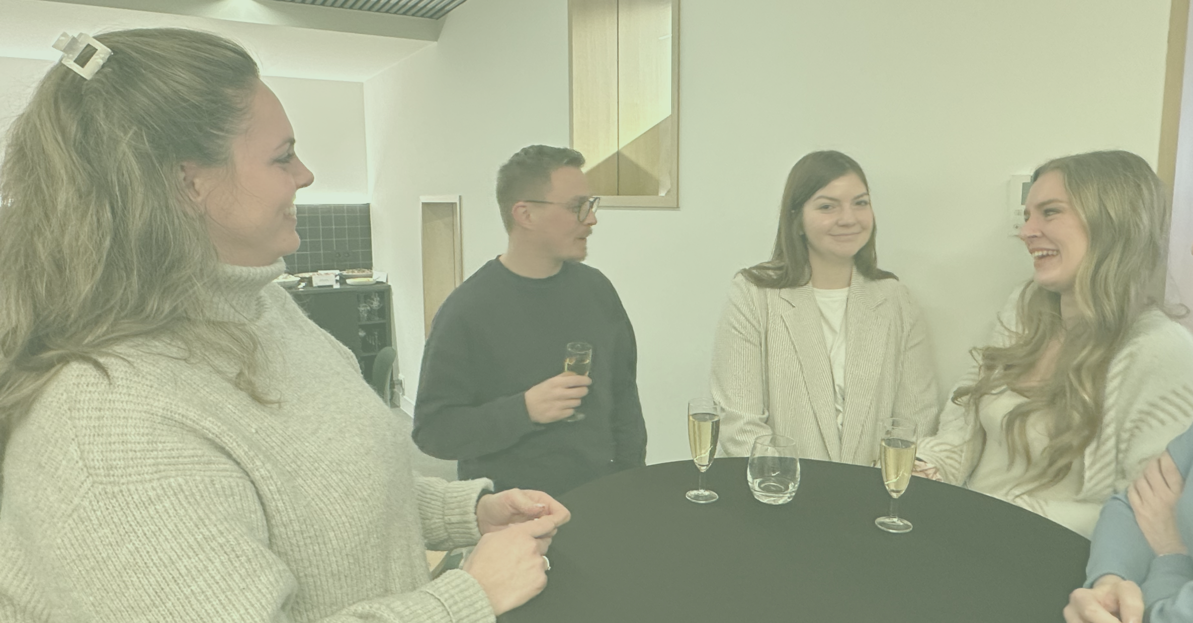 Het vieren van nieuwe collega's & intern succes